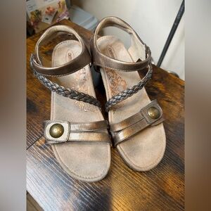 Aetrex Naya braided quarter-strap bronze leather wedge sandals Size 8.5